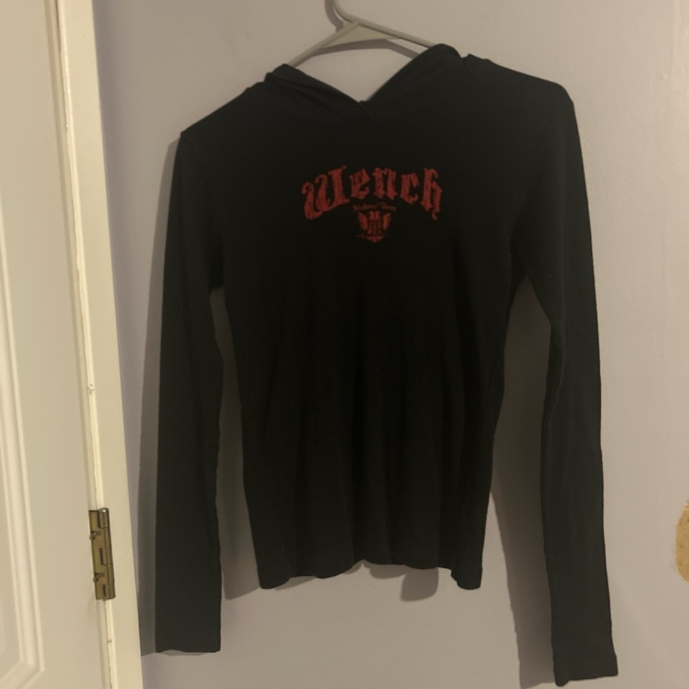 Black Fitted Graphic Hoodie with Long Sleeves